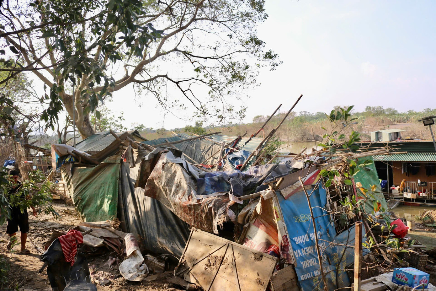 Sau khi cơn bão số 3 qua đi, cuộc sống của người dân nơi đây càng trở nên bế tắc hơn khi nhiều tài sản tích cóp của nhiều gia đình cứ thế mà trôi theo dòng nước lũ. Sau khi cơn bão số 3 qua đi, cuộc sống của người dân nơi đây càng trở nên bế tắc hơn khi nhiều tài sản tích cóp của nhiều gia đình cứ thế mà trôi theo dòng nước lũ.