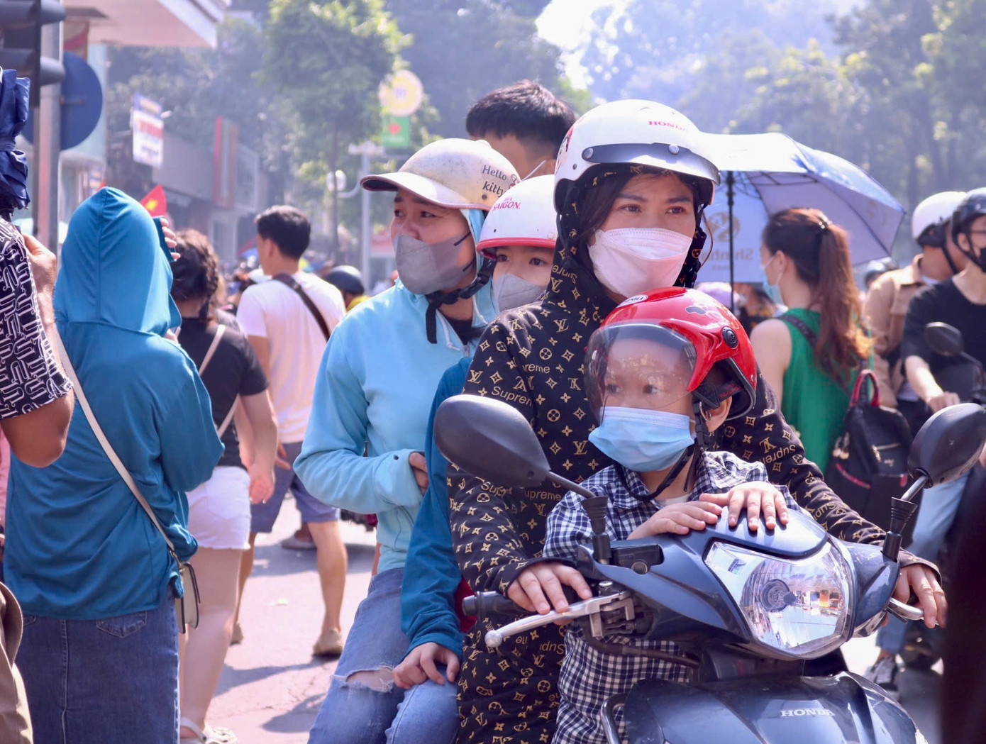 Khu phố vẫn tấp nập người xe mặc dù đã vào trưa.