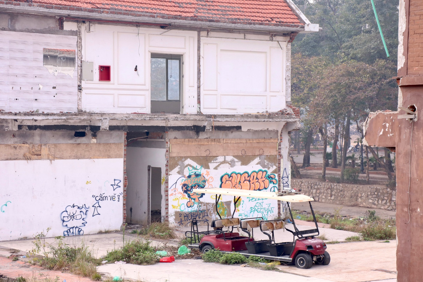 Nhiều công trình bỏ hoang đổ nát chậm được giải quyết tại công viên Tuổi trẻ Thủ đô. Nhiều công trình bỏ hoang đổ nát chậm được giải quyết tại công viên Tuổi trẻ Thủ đô.