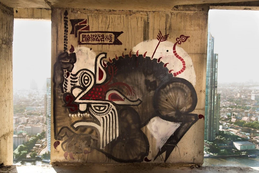 Khu nhà trở thành nơi có nhiều tin đồn đoán. Khu nhà trở thành nơi có nhiều tin đồn đoán.