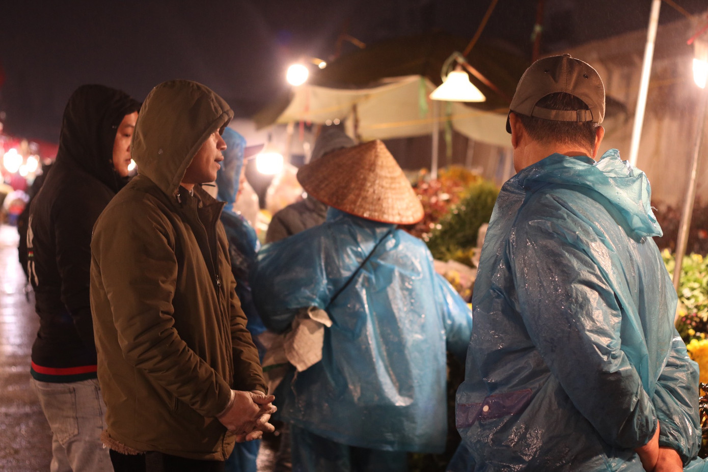 Theo ghi nhận vào đêm 14 rạng sáng 15 tháng Giêng tại chợ hoa Quảng An chỉ có lác đác khách lẻ tới mua hoa.