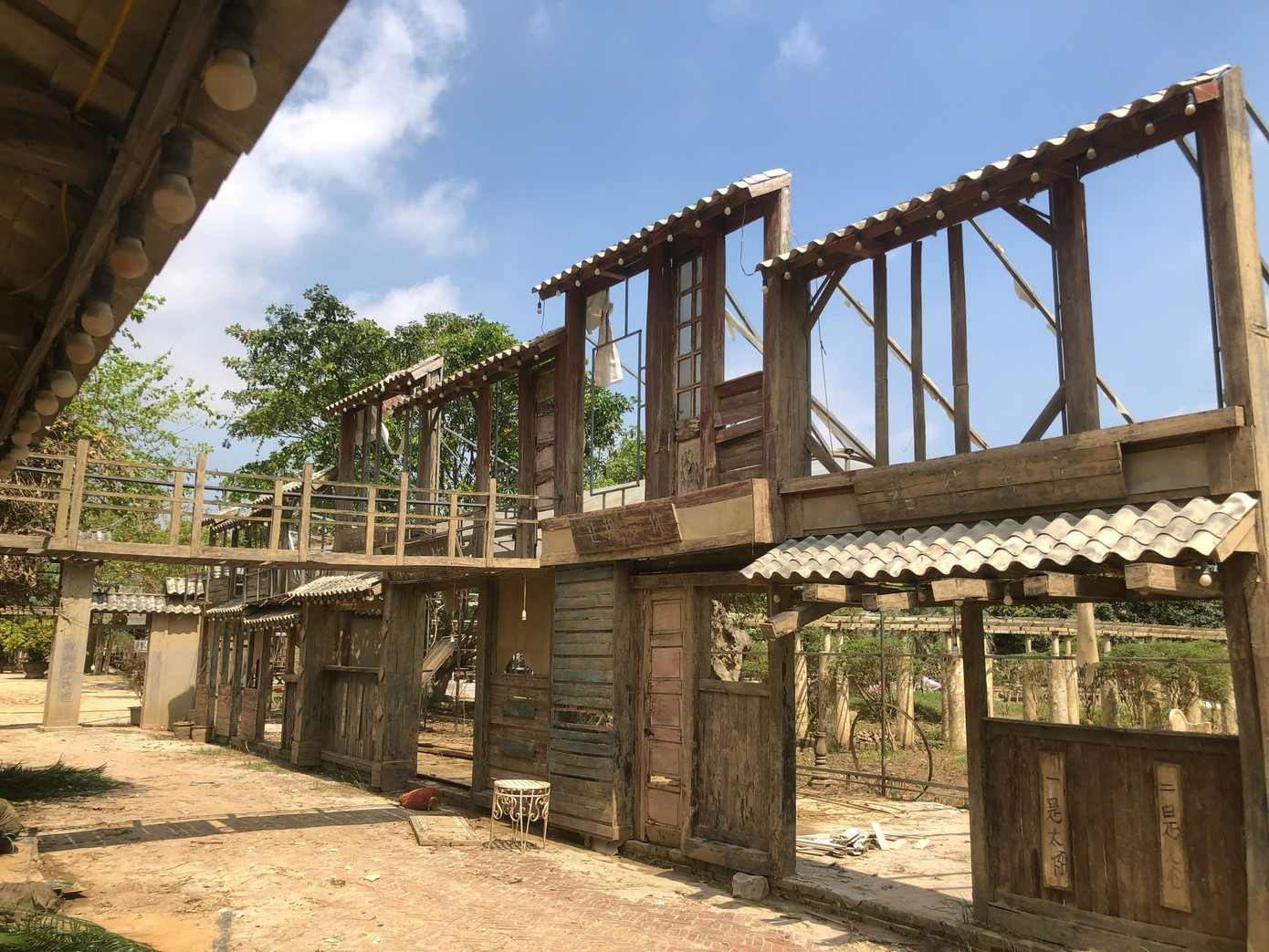 Khu vực nhà hàng, chụp ảnh theo phong cách cổ trang, góc check-in Hội An giờ chỉ còn trơ lại khung gỗ, lấm lem bùn đất sau khi bão đi qua.