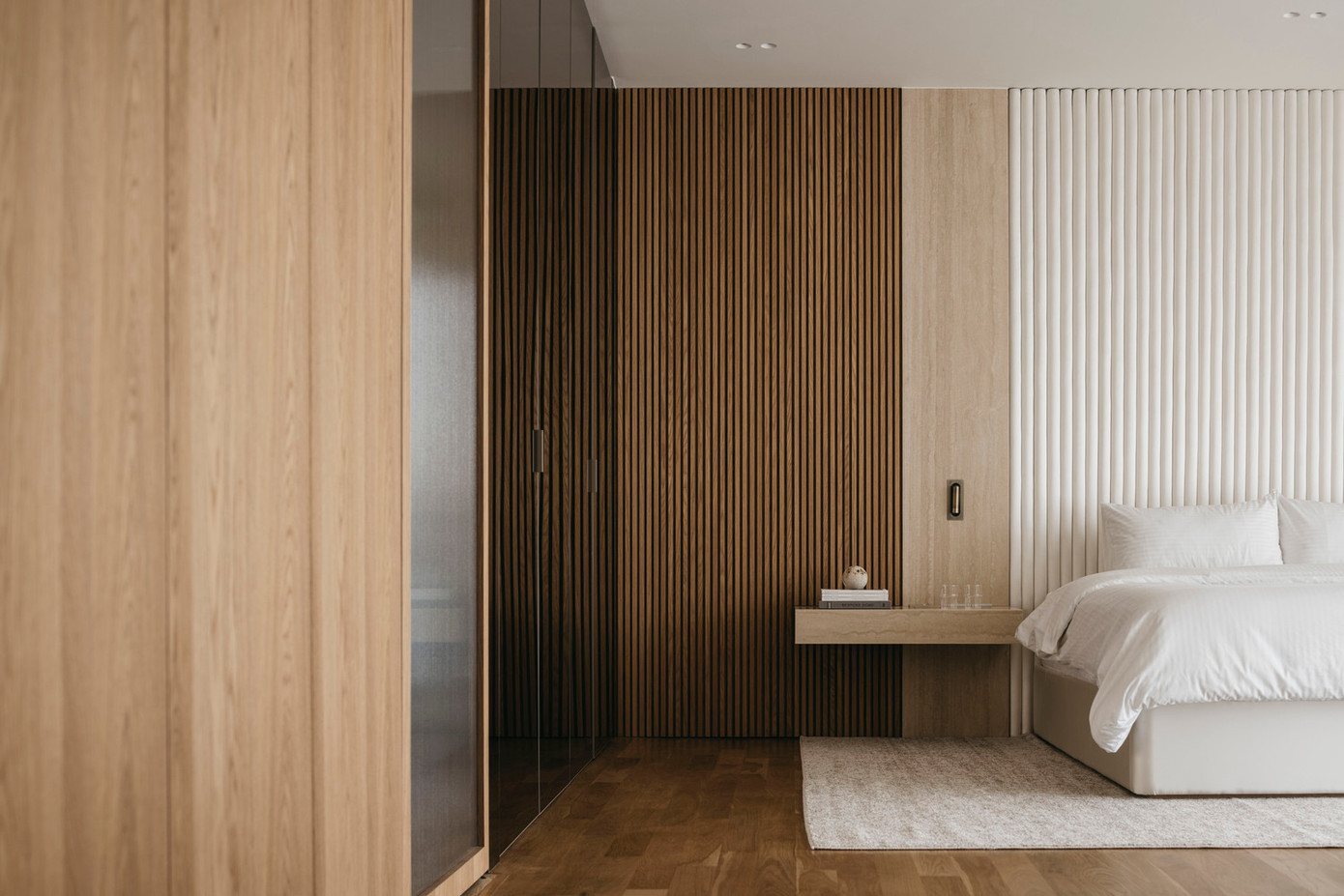 Phòng ngủ của các con được đặt tại tầng này, trong khi tầng ba là không gian dành riêng cho phòng ngủ chính rộng rãi và văn phòng làm việc riêng tư tại nhà.