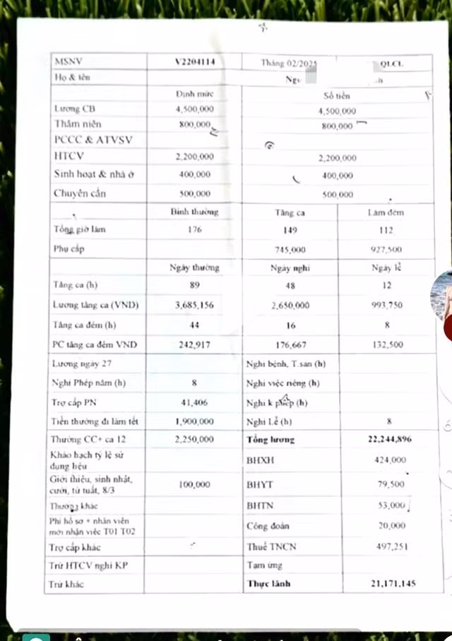 Trong tháng 2, nữ công nhân này tăng ca 149 giờ. Trong tháng 2, nữ công nhân này tăng ca 149 giờ.