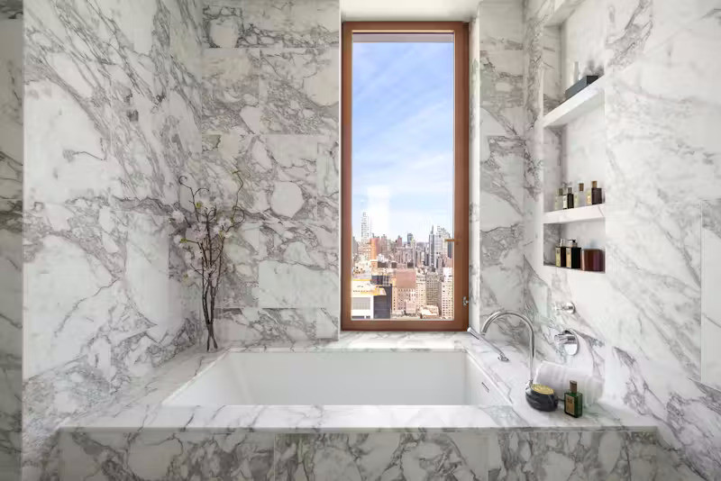 Phòng tắm riêng biệt gồm 5 thiết bị vệ sinh, sử dụng đá cẩm thạch Calacatta Vagli ốp toàn bộ tường và sàn, tích hợp dưới sàn sưởi nhiệt và bồn ngâm được bao bọc bởi lớp đá marble sang trọng. Các phòng tắm phụ sử dụng đá sứ châu Âu cho tường và sàn, kèm tủ thuốc thiết kế riêng với đèn tích hợp và ngăn kệ, mặt bàn đá Didimon Light kiểu thác đổ đầy nghệ thuật.