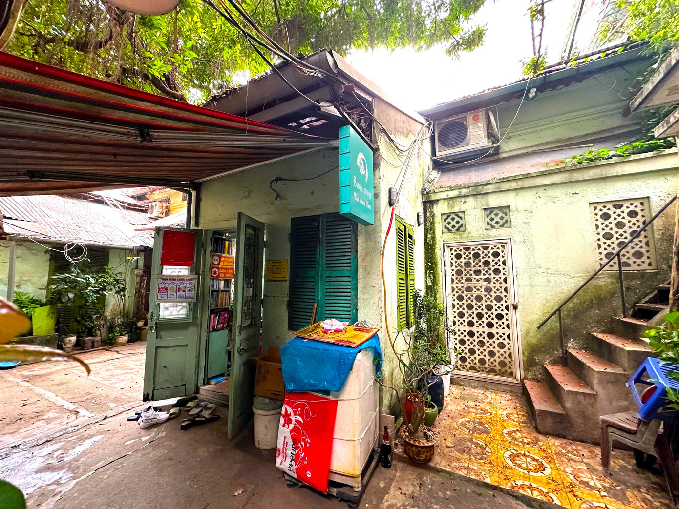 Nằm trên tầng 2 của một khu tập thể ẩn sâu trong ngõ 5 phố sách Đinh Lễ, nhà sách Mão được xem là nhà sách lâu đời nhất tại đây. Đây cũng là nơi khởi phát để hình thành phố sách Đinh Lễ như hiện nay.