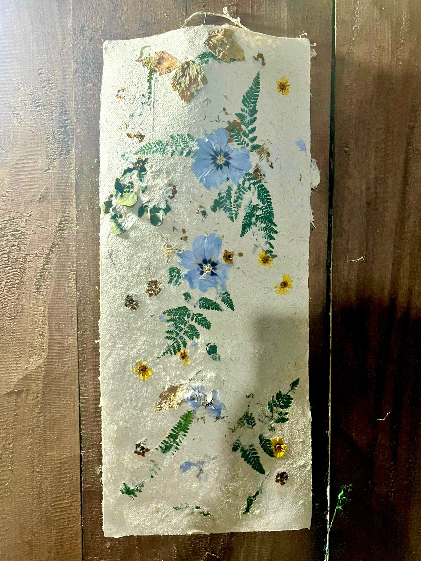 Sau khi tranh giấy khô, du khách có thể đem về để làm kỷ niệm. Sau khi tranh giấy khô, du khách có thể đem về để làm kỷ niệm.