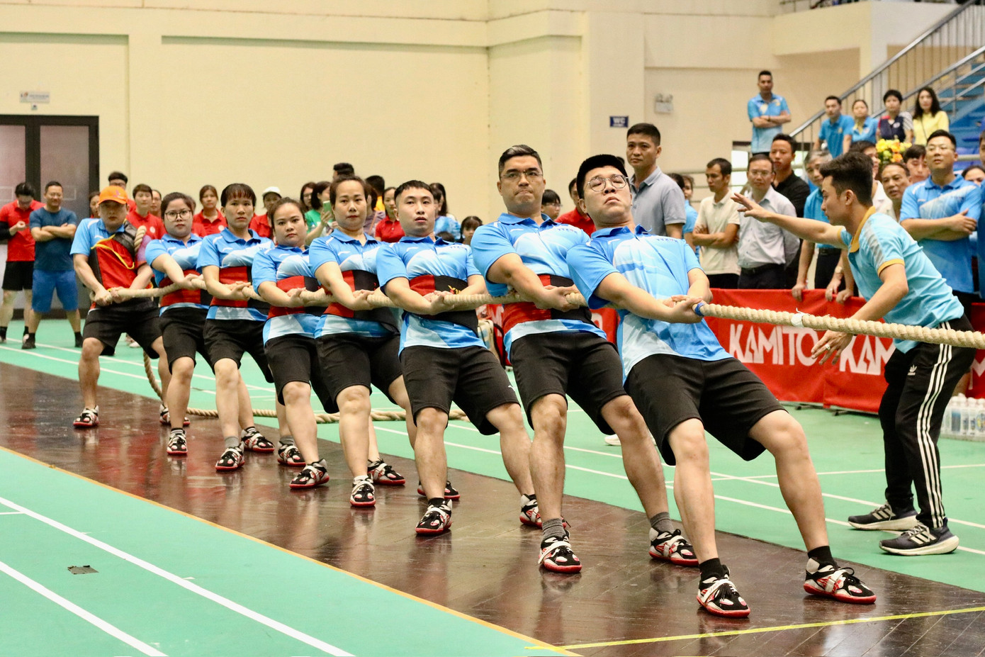 Các đội tham gia kéo co trong buổi bế mạc.