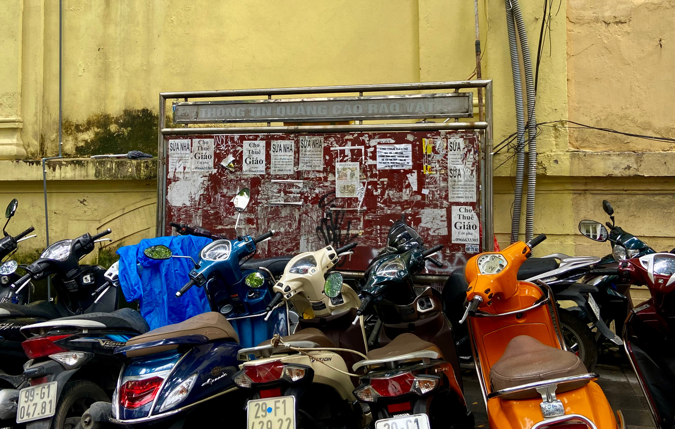 Tại Hàng Tre (quận Hoàn Kiếm) không gian trước biển quảng cáo rao vặt bị chiếm dụng thành điểm trông giữ xe. Biển quảng cáo bị hàng loạt phương tiện bủa vây khiến người dân có muốn tiếp cận biển quảng cáo để xem tin cũng khó.