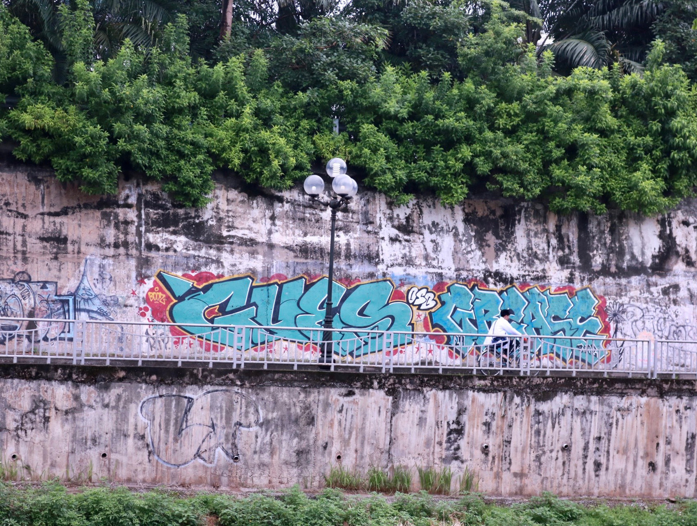 Những hình vẽ lâu năm chưa kịp phai mờ hết thì đã có hình mới đè lên.