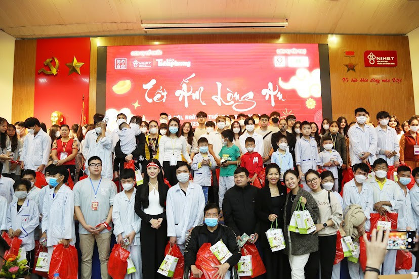 Hàng trăm suất quà tết được trao đến tay những bệnh nhân đang điều trị tại Viện Huyết học - Truyền máu Trung ương.