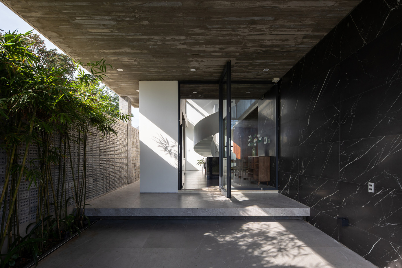 Ngôi nhà được cấu trúc với hệ thống sàn phẳng đầm, tạo cảm giác nhẹ nhàng và thanh thoát cho công trình