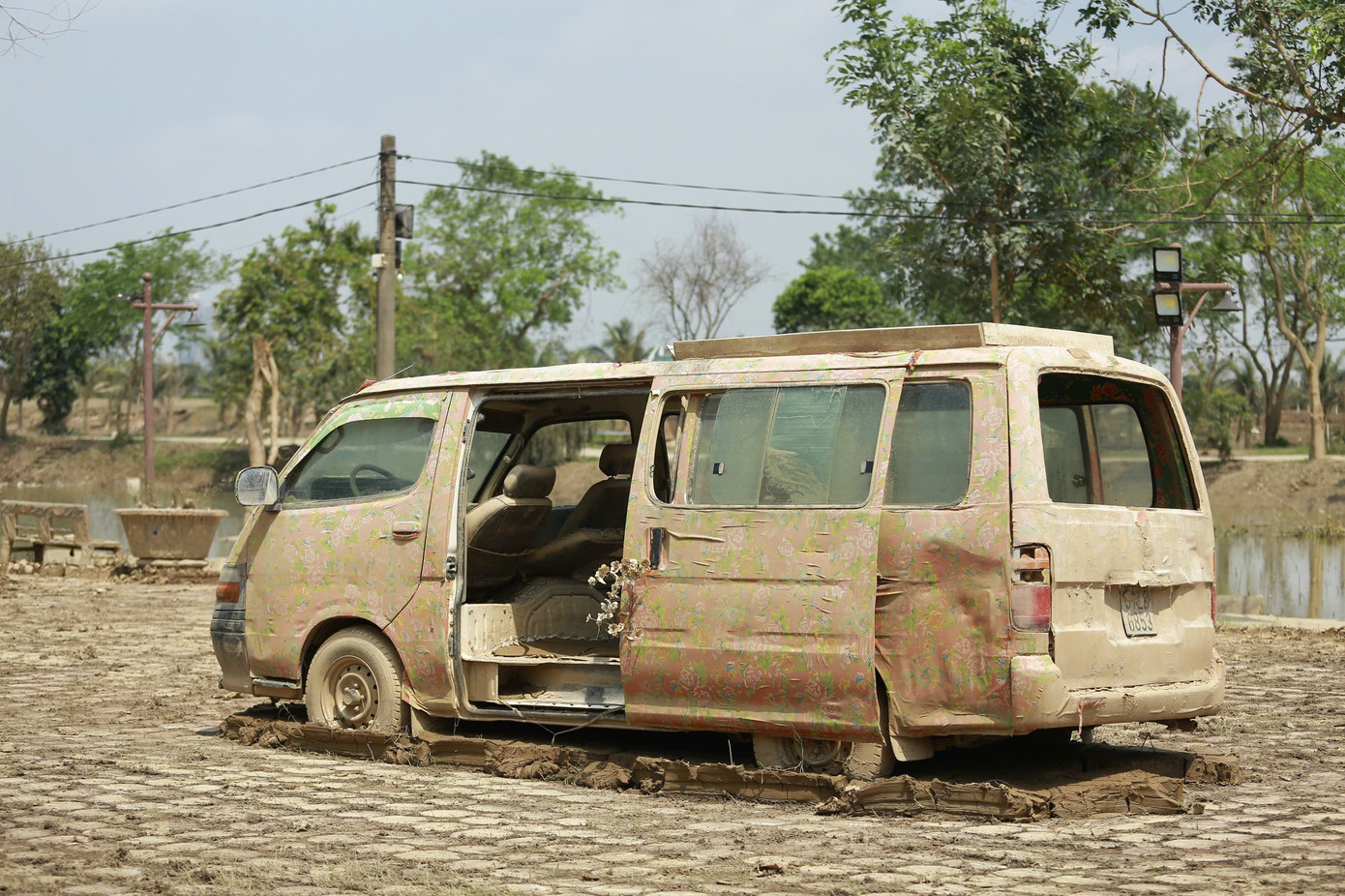 Nhiều tiểu cảnh, đồ trang trí để check-in hot hit một thời giờ ám màu bùn đất, bụi bặm.
