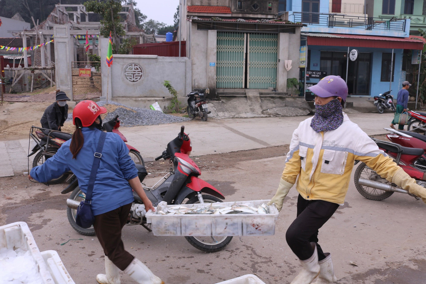 Nhiều tiểu thương đến tận tàu để lấy đồ về bán cho kịp phiên chợ sáng.