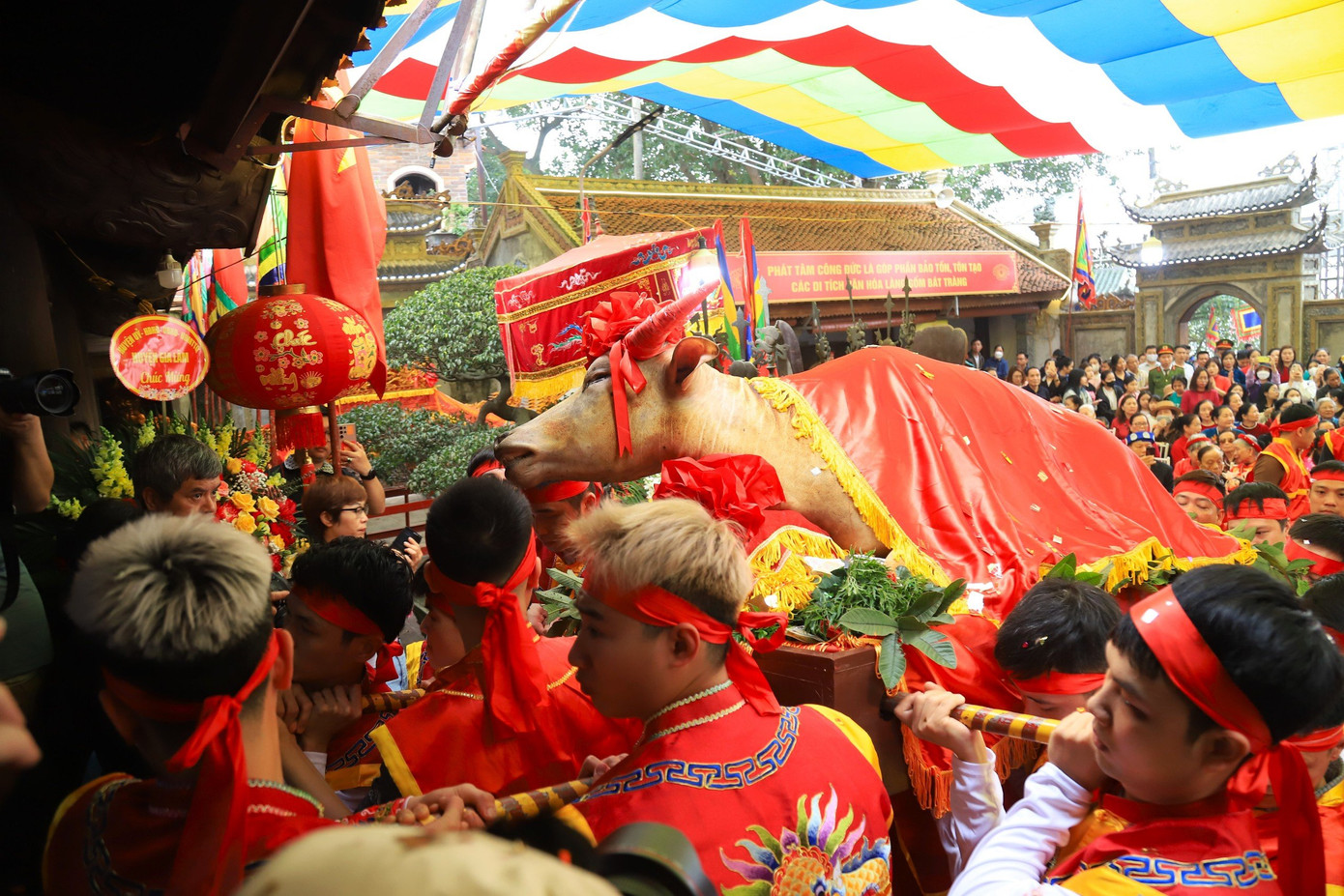 Ông Nguyễn Văn Hưng (nghệ nhân làng gốm Bát Tràng) cho biết: "Rước tam sinh duy nhất làng Bát Tràng chúng tôi mới có. Được làm lễ rước nguyên cả một Ông Trâu đấy là phải có chiếu của vua cho phép. Ngày xưa dân làng Bát Tràng có công nên được vua Tự Đức cho 4 chữ "Hiếu - Nghĩa - Cấp - Công" hiện nay đang được treo trong đình làng và từ đó, người dân làng gốm Bát Tràng cũng được phép rước Ông Trâu".