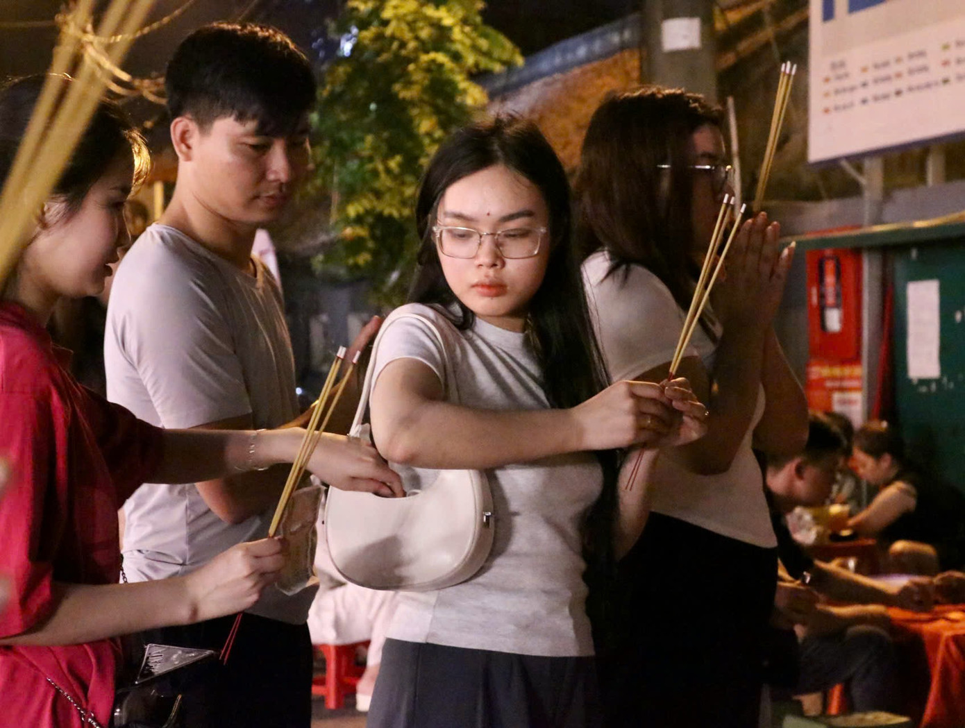 Các bạn trẻ đến đây đều với mong muốn cầu cho việc buôn bán hanh thông, hơn thế nữa là cầu cho gia đình bình an, hạnh phúc, cầu phúc an lành cho bố mẹ, đấng sinh thành vào dịp lễ Vu Lan báo hiếu.