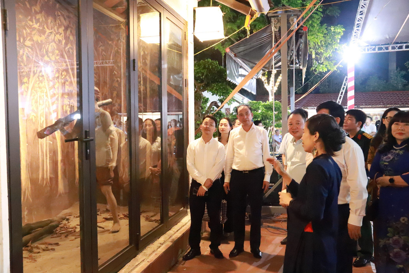 Đại biểu và du khách chiêm ngưỡng quy trình làm giấy dó xưa qua mô hình phục dựng.