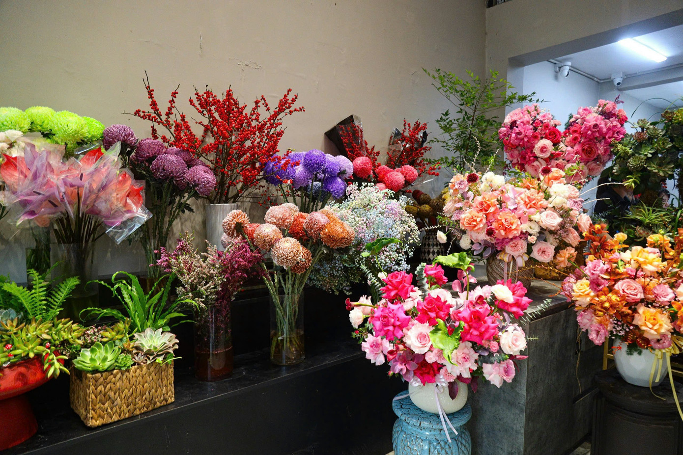 Tại cửa hàng, các bình hoa, lẵng hoa tươi có giá dao động từ 2.000.000 - 20.000.000 đồng. Tại cửa hàng, các bình hoa, lẵng hoa tươi có giá dao động từ 2.000.000 - 20.000.000 đồng.