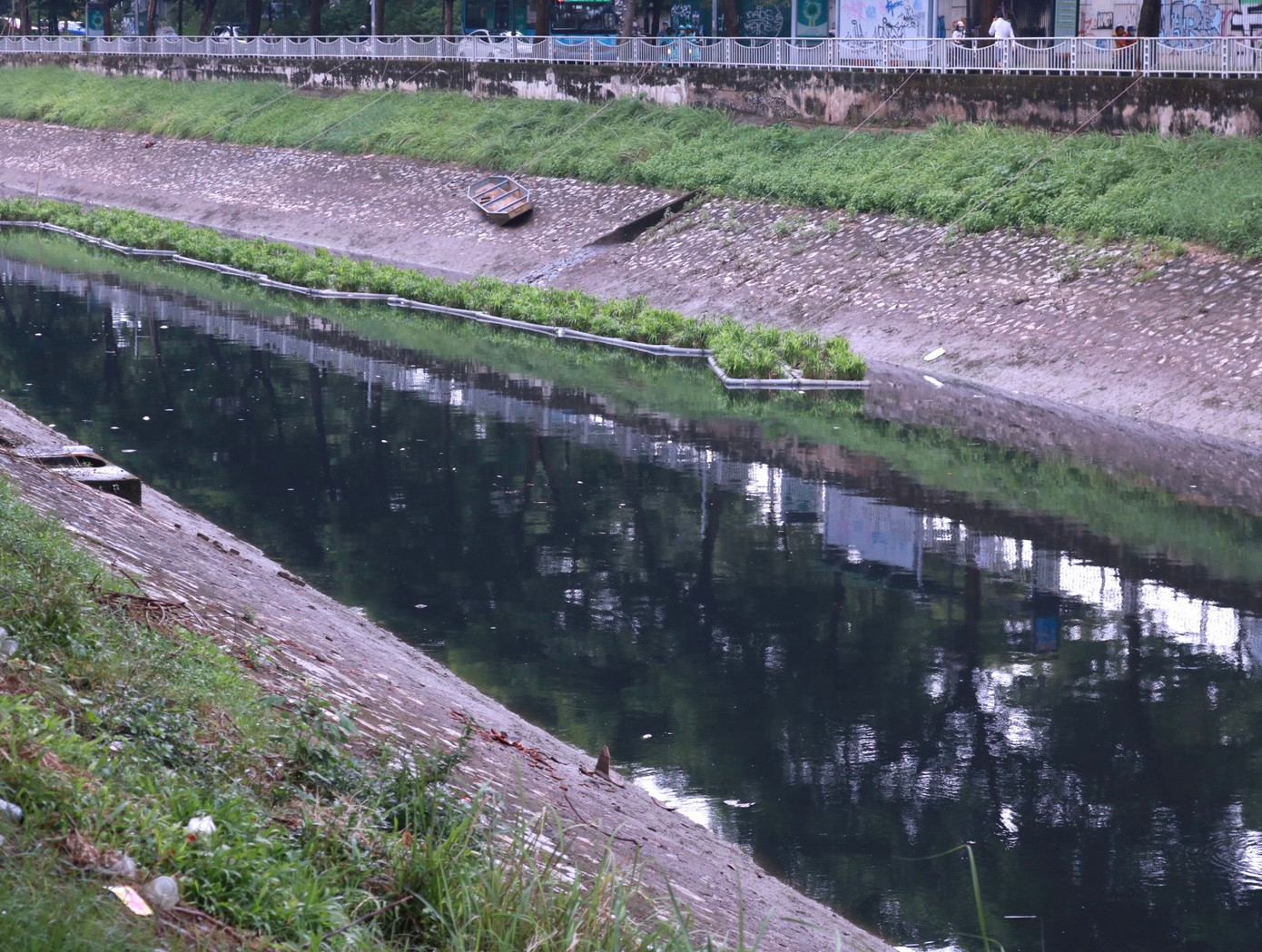 Chị Đặng Thu sống tại ngõ 111 Quan Hoa cho biết: "Đợt gần đây mưa nhiều, thỉnh thoảng tôi thấy nước sông chuyển sắc xanh. Nhưng chỉ được khoảng 2-3 ngày là nước lại đen và bốc mùi hôi thối như thường. Tôi sống ở đây hơn chục năm rồi nên những hiện tượng đó cũng không lấy làm lạ vì dọc bờ sông này có cả trăm cống nước thải đổ trực tiếp ra sông nên nếu không có dòng chảy mạnh thì sông khó mà bớt mùi được".