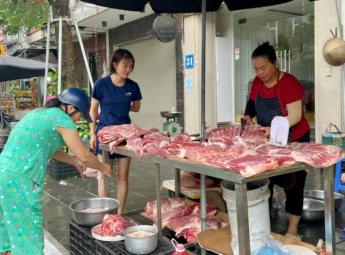 Cửa hàng thịt lợn chỉ nhập về nửa con. Cửa hàng thịt lợn chỉ nhập về nửa con.