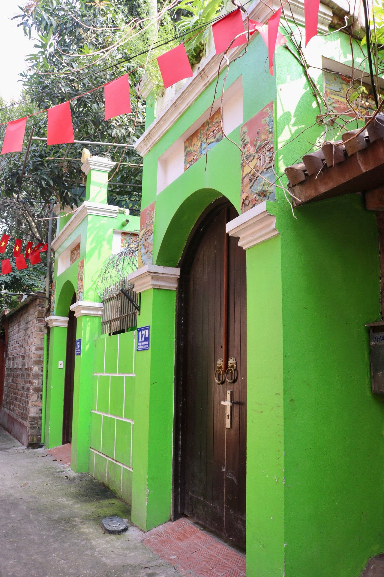 Bà Mỹ cho biết thêm, trong ngõ có 24 hộ nhưng có đến hơn 20 hộ xây cổng theo lối kiến trúc này.