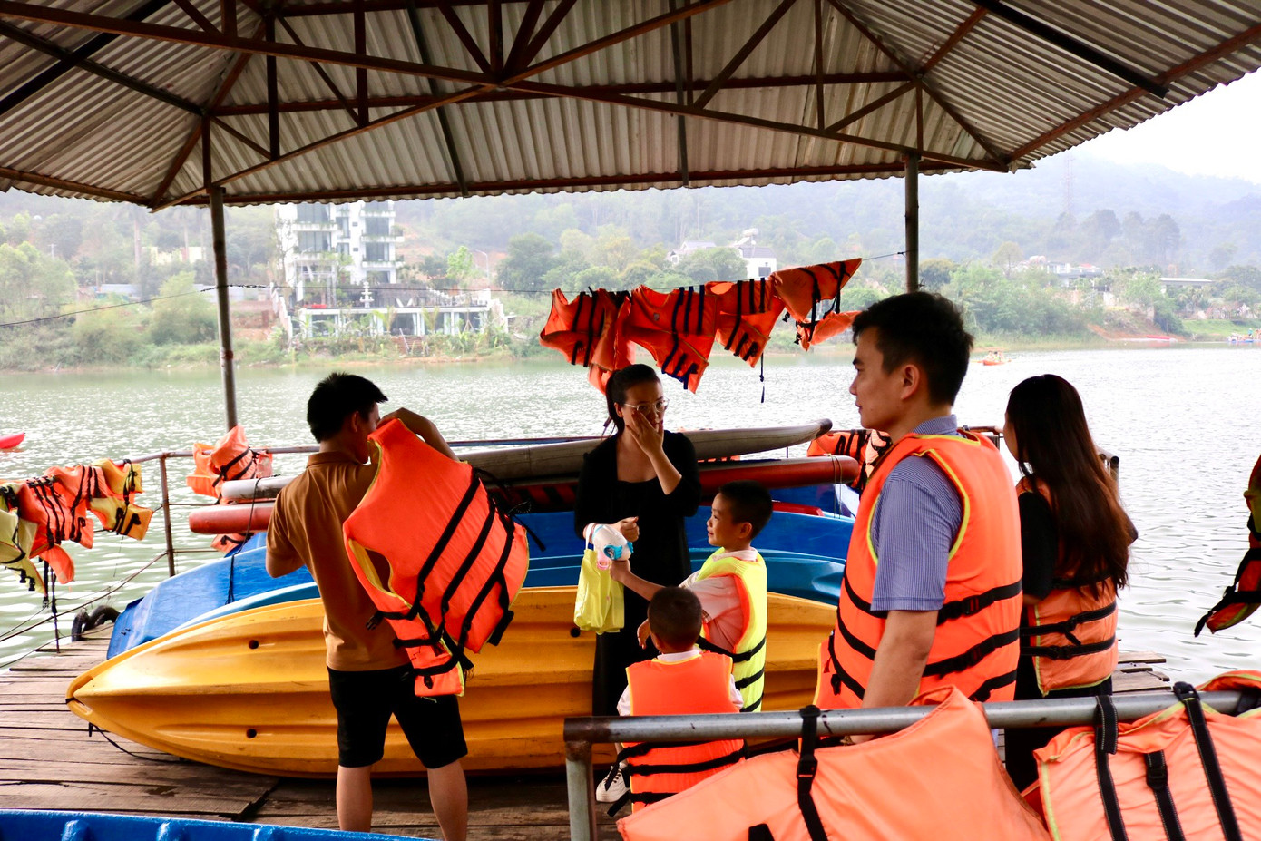 Nhiều gia đình đi nghỉ dưỡng cũng tranh thủ để con trẻ được tiếp xúc với bộ môn đầy thú vị này. Bên cạnh những bạn nhỏ tỏ ra thích thú thì cũng có nhiều bạn tỏ ra sợ hãi khi lần đầu đi thuyền như thế này. Nhiều gia đình đi nghỉ dưỡng cũng tranh thủ để con trẻ được tiếp xúc với bộ môn đầy thú vị này. Bên cạnh những bạn nhỏ tỏ ra thích thú thì cũng có nhiều bạn tỏ ra sợ hãi khi lần đầu đi thuyền như thế này.