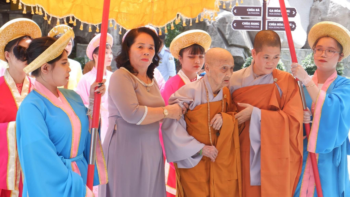 Nhiều Phật tử về tham dự Lễ vía Bà Linh Sơn Thánh Mẫu được tổ chức tại núi Bà Đen năm nay. Ảnh: Thành Phát.