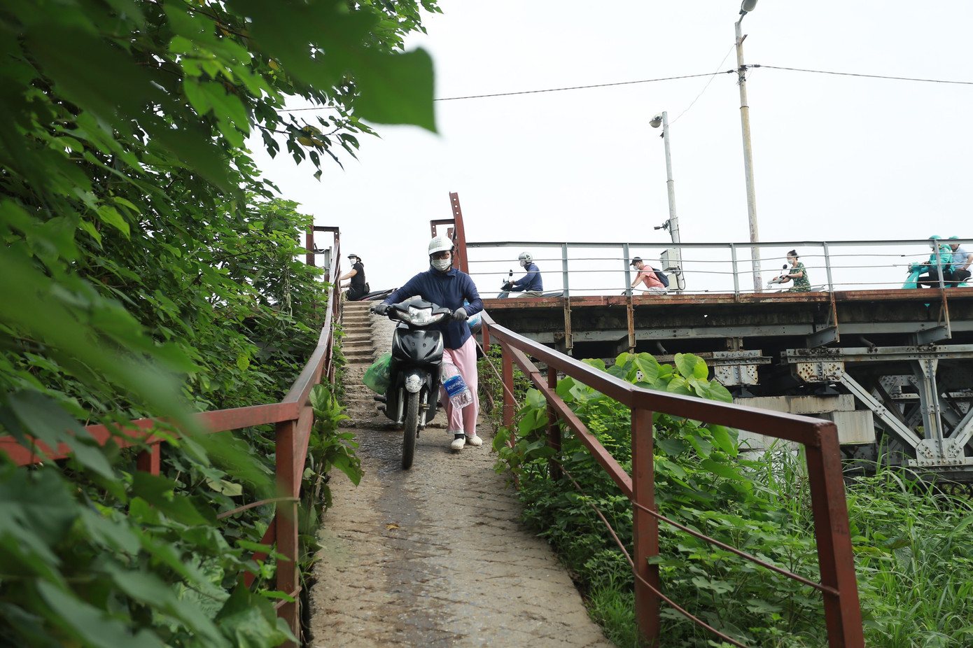 Có hai đường để xuống bãi giữa sông Hồng: một là từ cầu Long Biên xuống, hai là từ đường An Dương đi vào. Tuy nhiên, ít người chọn lối đi Cầu Long Biên bởi rất nguy hiểm, và cần người phụ giúp đẩy mới có thể leo lên được.