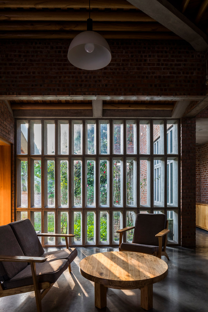 Hành lang được thiết kế liền mạch, thông thoáng với những ô cửa đón gió.