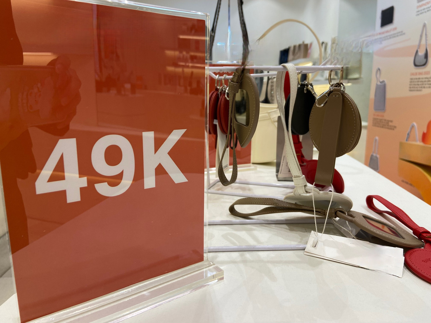 Những phụ kiện túi xách nhỏ xinh chỉ còn vài chục nghìn. Những phụ kiện túi xách nhỏ xinh chỉ còn vài chục nghìn.