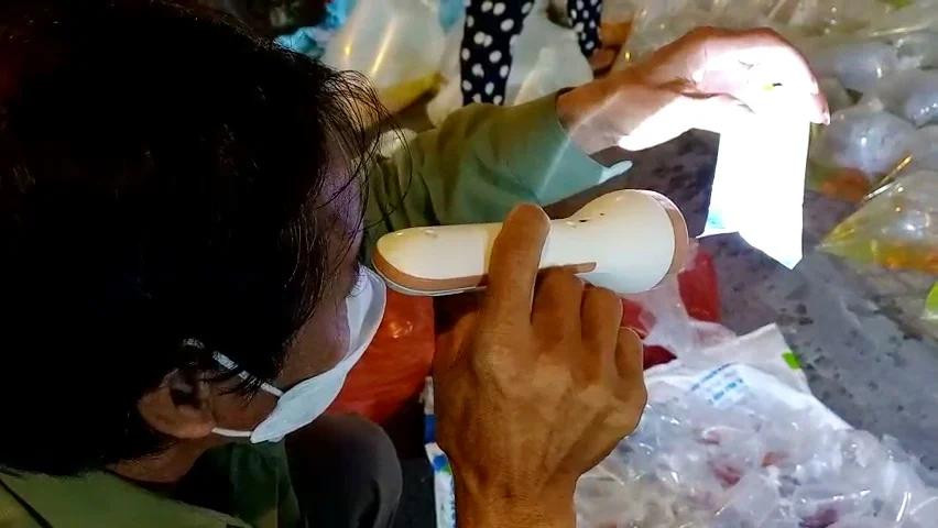 Cảnh mua bán cá cảnh các loại ở chợ cá cảnh bán sỉ, hay còn gọi là "chợ âm phủ" ở ngã ba đường Trần Hưng Đạo B và đường Lưu Xuân Tín (Q.5, TPHCM) khởi động vào lúc 3g sáng. Ảnh: Trần Đáng (Báo Dân Việt). Cảnh mua bán cá cảnh các loại ở chợ cá cảnh bán sỉ, hay còn gọi là "chợ âm phủ" ở ngã ba đường Trần Hưng Đạo B và đường Lưu Xuân Tín (Q.5, TPHCM) khởi động vào lúc 3g sáng. Ảnh: Trần Đáng (Báo Dân Việt).