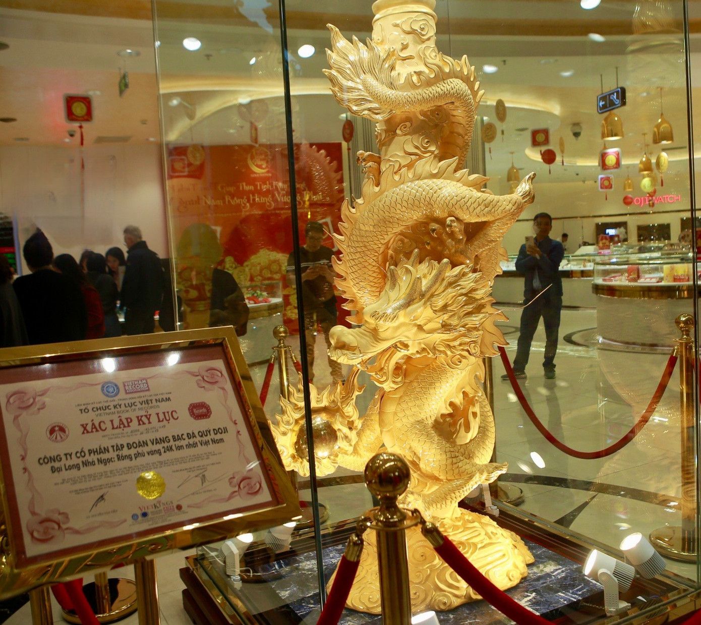 Tượng rồng phủ vàng được trưng bày trong tủ kính trước ngày lễ Thần Tài.