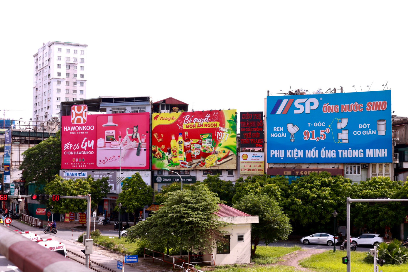 Những tấm biển quảng cáo cỡ lớn, bắt mắt được đặt ở vị trí đắc địa tại Ngã Tư Vọng.