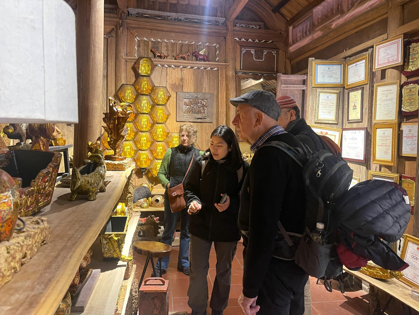 Không gian trưng bày sơn mài của nghệ nhân Nguyễn Tấn Phát luôn là điểm hấp dẫn du khách trong và ngoài nước.