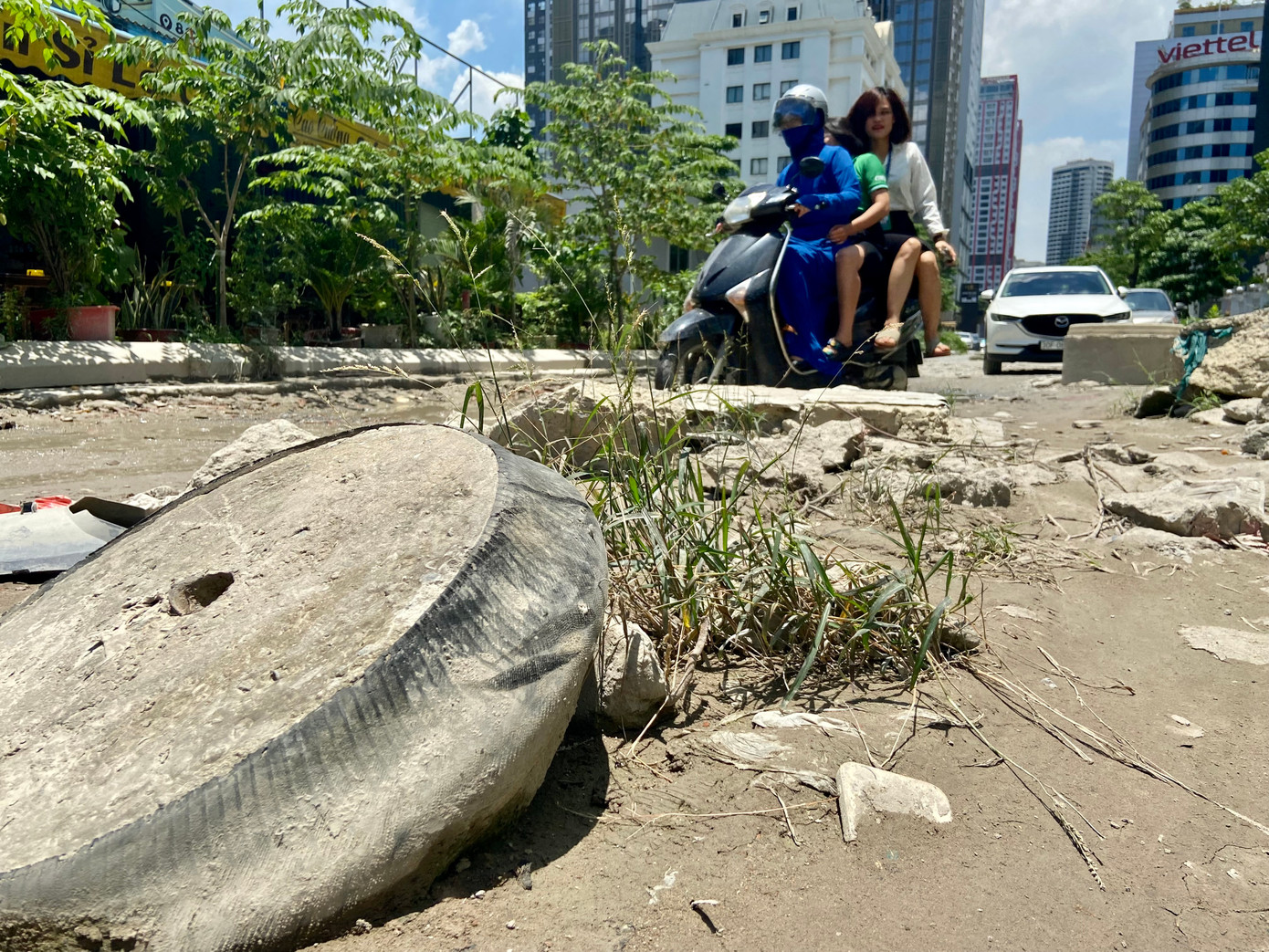 Chỉ dài khoảng 200 m nhưng mặt đường chằng chịt ổ gà, ổ voi xen lẫn gạch đá, cát sỏi và những tảng bê tông to lổn nhổn khắp mặt đường, gây khó khăn cho người điều khiển phương tiện giao thông qua đoạn đường này. Việc đột ngột dừng thi công khiến đoạn đường vốn đã dang dở nay càng thêm gồ ghề, khó đi.