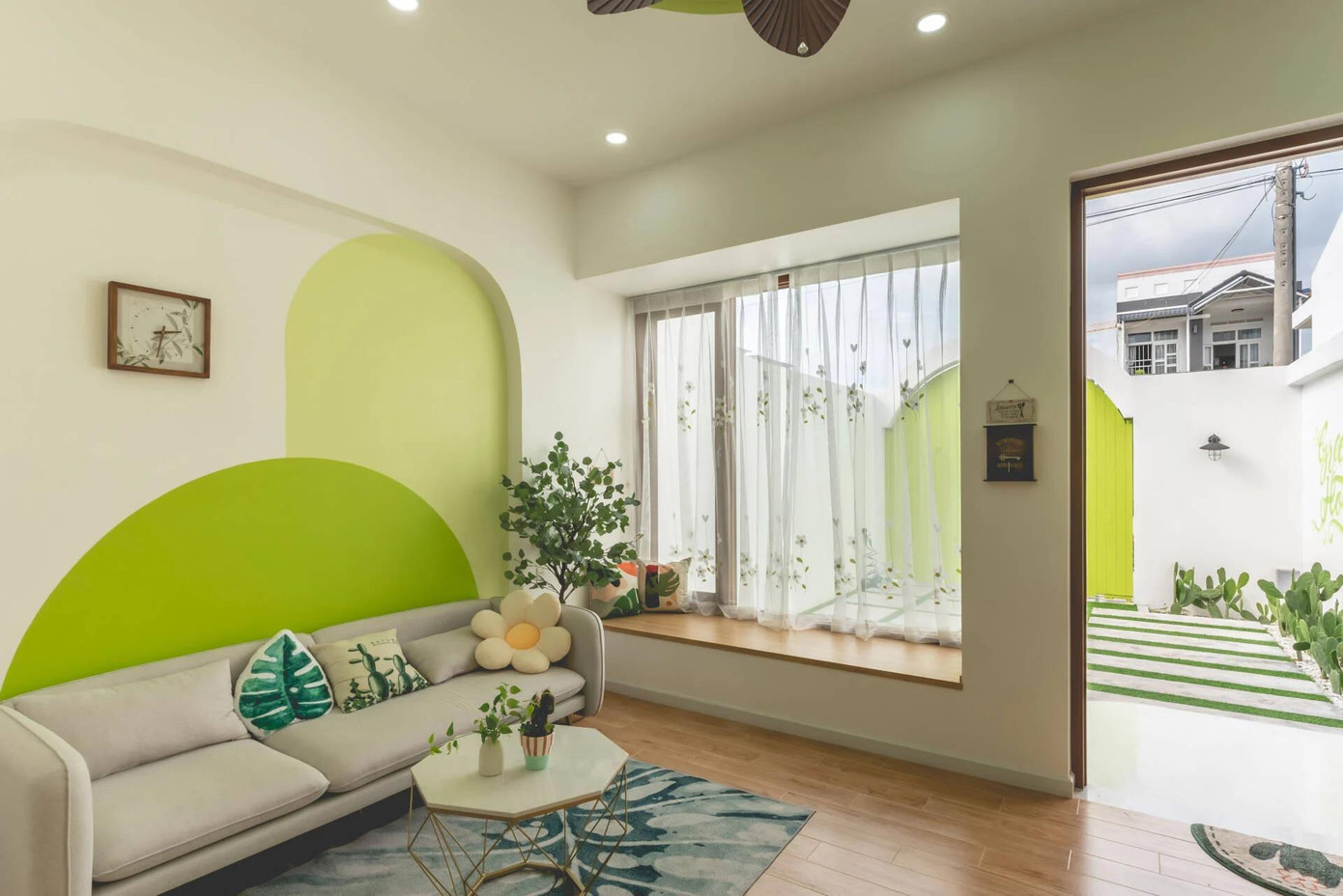 Thay vì cửa sổ nhỏ truyền thống, nhiều KTS đã áp dụng cửa sổ lớn nhằm tối ưu ánh sáng, gió trời cho không gian sống (Ảnh: Green House) Thay vì cửa sổ nhỏ truyền thống, nhiều KTS đã áp dụng cửa sổ lớn nhằm tối ưu ánh sáng, gió trời cho không gian sống (Ảnh: Green House)