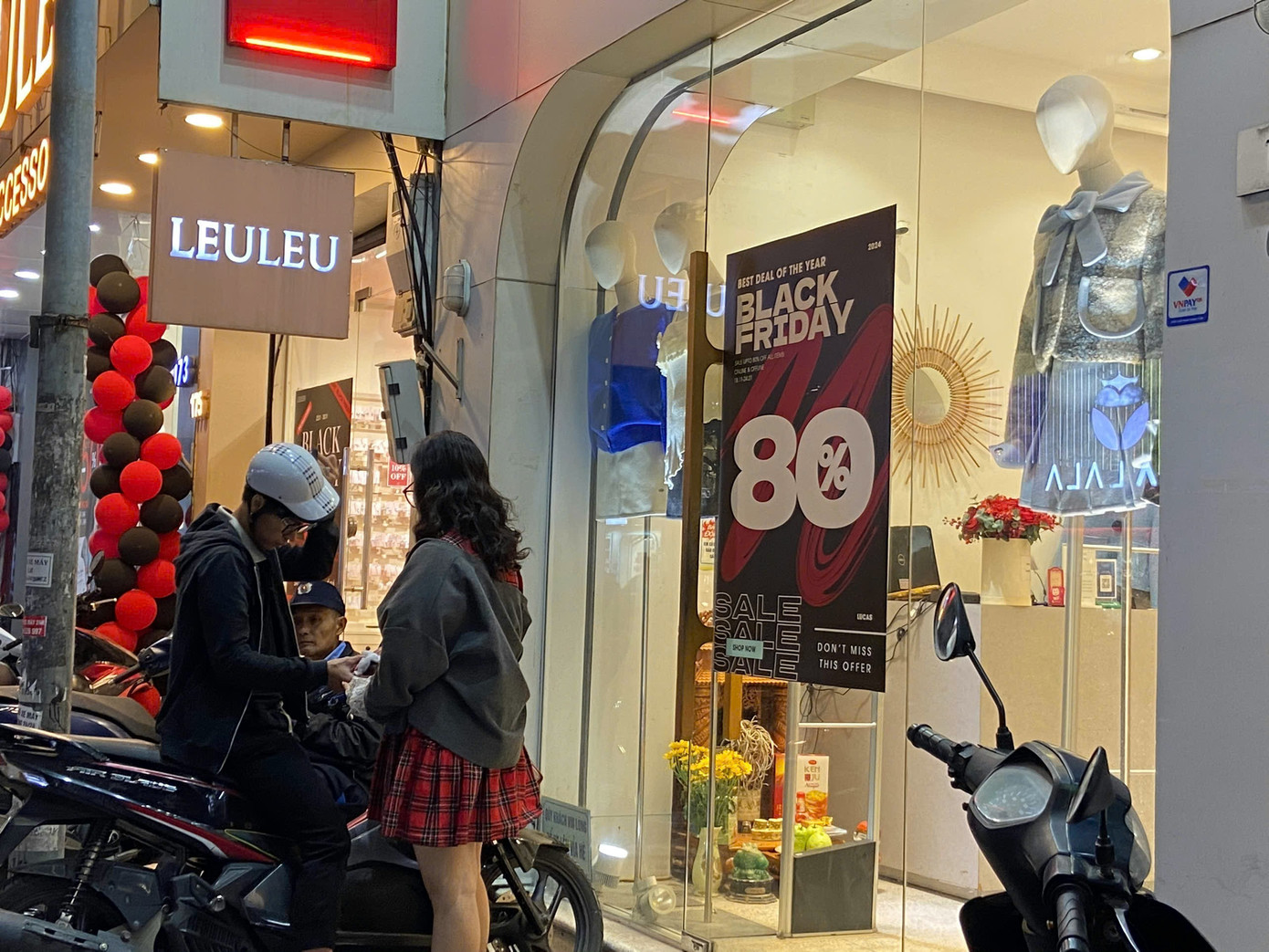 Chương trình sale "sốc" từ nhiều cửa hàng. Chương trình sale "sốc" từ nhiều cửa hàng.