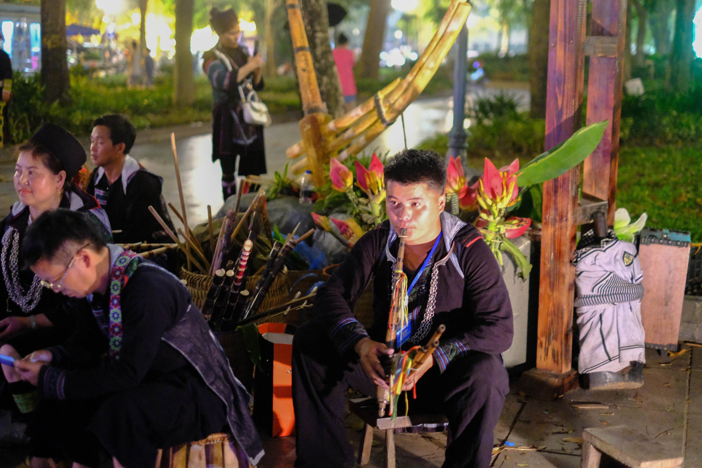 Anh Giàng A Giao (người dân tộc H'Mông) cho biết: "Khi đến với phiên chợ tình, con gái và con trai thường diện những bộ đồ đẹp, chỉn chu nhất và đem theo sợi đay, gùi tre và cả đồ để đến phiên chợ để bán,....Phiên chợ tình của dân tộc tôi còn có nhiều hoạt động khác nữa như đá cầu, thổi lá, hát giao duyên,... Sau mỗi phiên chợ nếu đôi trai gái nào có cảm tình với nhau thì sẽ trao nhau tín vật với lời hẹn gặp mặt ở phiên chợ tiếp theo".