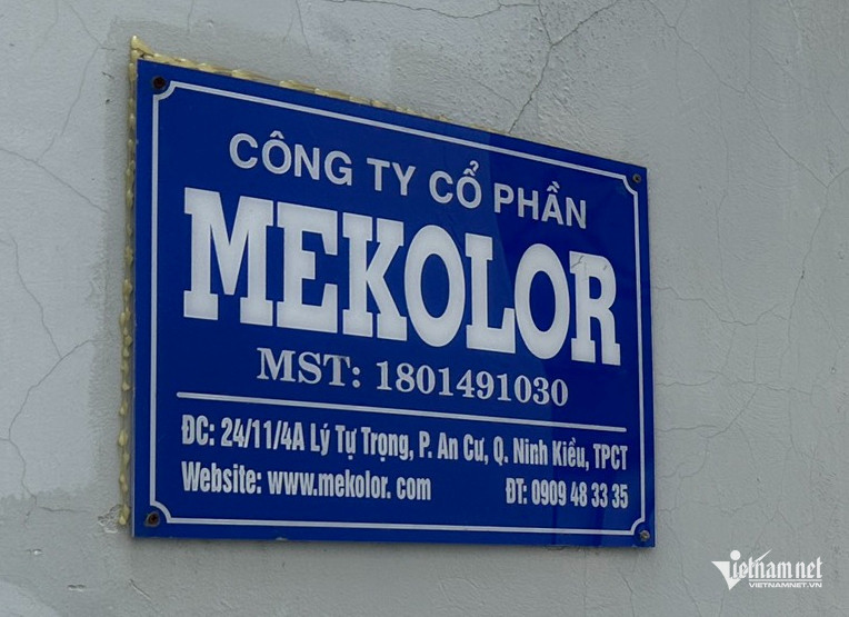 Phía trước công ty này chỉ treo một tấm bảng nhỏ dài khoảng 2 gang tay ghi tên công ty.