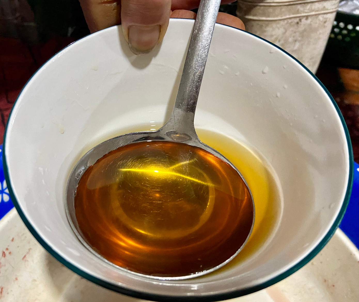 Gia vị được cho vào trong giò chủ yếu là mì chính, nước mắm, tiêu xay. "Nước mắm được chọn phải là nước mắm cốt loại ngon. Nước mắm này nhà tôi lấy tận xưởng sản xuất ở dưới vùng biển nên không bị pha tạp, đảm bảo được vị đậm và mùi thơm cho giò sau khi thành phẩm. Mỗi lít nước mắm được mua với giá khoảng 180.000 đồng/lít", ông Thụ cho hay. Gia vị được cho vào trong giò chủ yếu là mì chính, nước mắm, tiêu xay. "Nước mắm được chọn phải là nước mắm cốt loại ngon. Nước mắm này nhà tôi lấy tận xưởng sản xuất ở dưới vùng biển nên không bị pha tạp, đảm bảo được vị đậm và mùi thơm cho giò sau khi thành phẩm. Mỗi lít nước mắm được mua với giá khoảng 180.000 đồng/lít", ông Thụ cho hay.