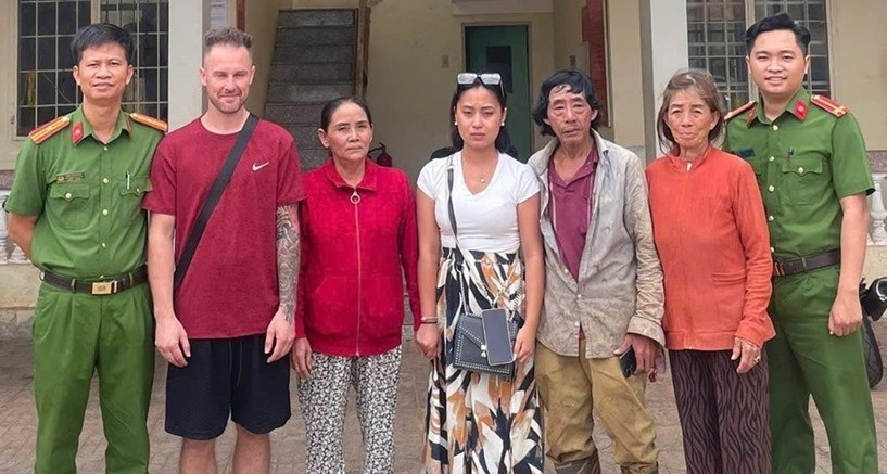 Chị Hồng người Pháp gốc Việt (đứng giữa) đoàn tụ cùng mẹ sau 27 năm xa cách. Ảnh: H.H Chị Hồng người Pháp gốc Việt (đứng giữa) đoàn tụ cùng mẹ sau 27 năm xa cách. Ảnh: H.H