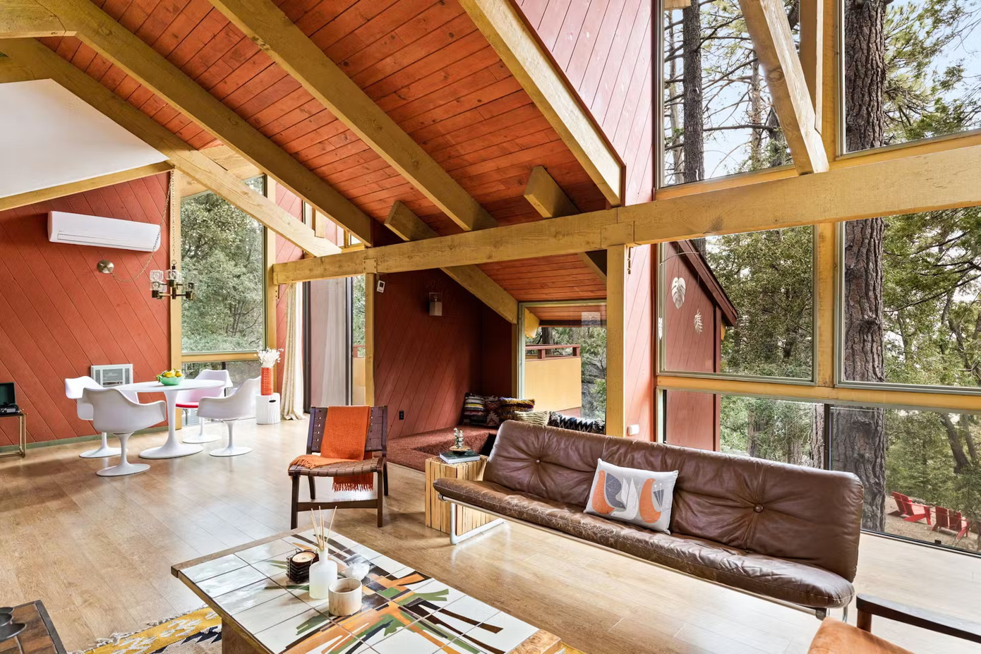 Trên tầng là khu vực ăn uống và phòng khách, nơi đây được thiết kế với nhiều ô cửa kính giúp không gian ngập tràn ánh sáng. Trên tầng là khu vực ăn uống và phòng khách, nơi đây được thiết kế với nhiều ô cửa kính giúp không gian ngập tràn ánh sáng.