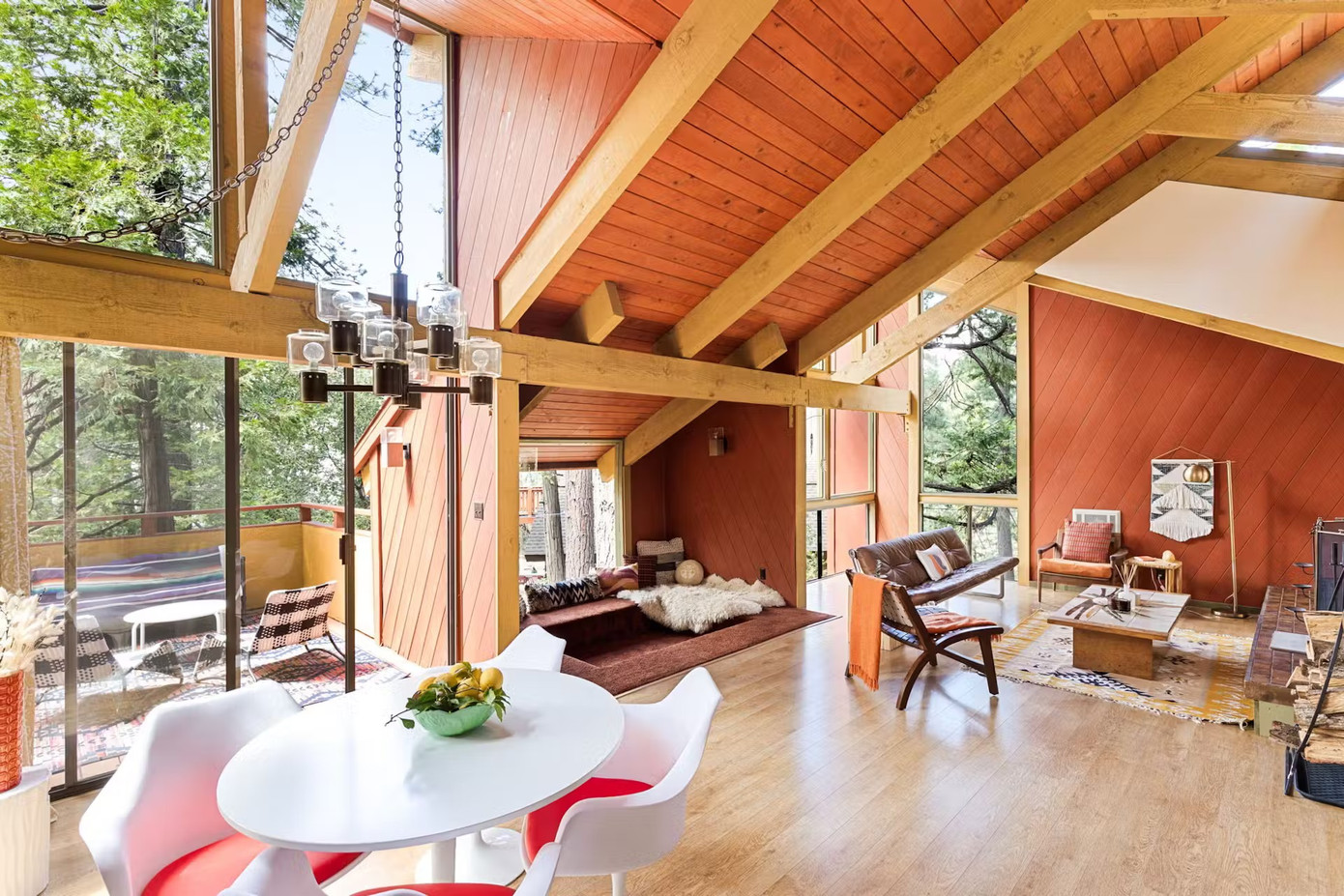 Trên tầng là khu vực ăn uống và phòng khách, nơi đây được thiết kế với nhiều ô cửa kính giúp không gian ngập tràn ánh sáng. Trên tầng là khu vực ăn uống và phòng khách, nơi đây được thiết kế với nhiều ô cửa kính giúp không gian ngập tràn ánh sáng.