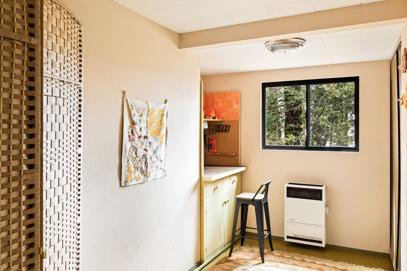 Một không gian nhỏ trong phòng ngủ được bố trí thành bàn làm việc linh hoạt. Một không gian nhỏ trong phòng ngủ được bố trí thành bàn làm việc linh hoạt.