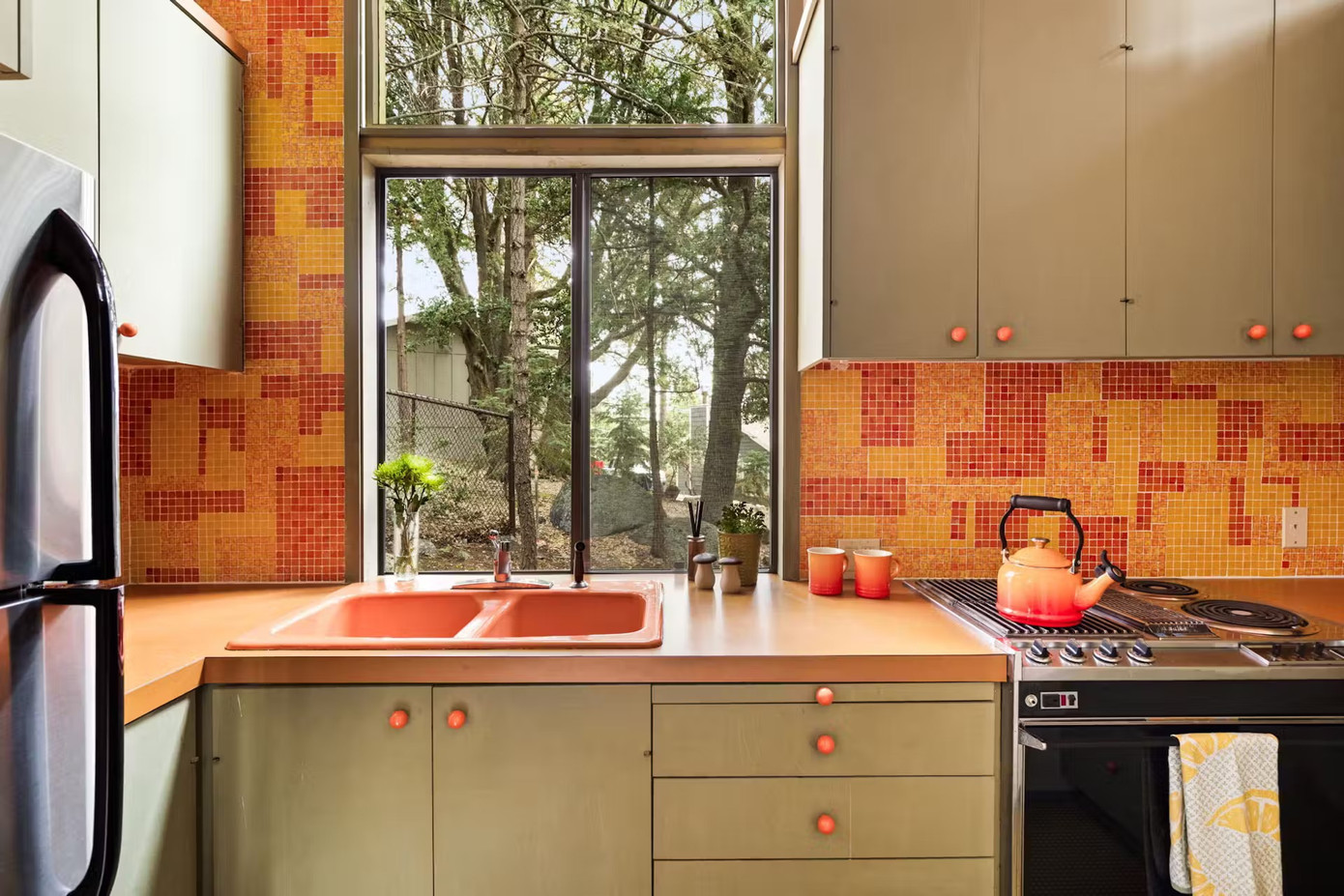 Bước qua lối vào với các dầm gỗ góc cạnh là một căn bếp mang phong cách cổ điển với những chi tiết hoài cổ, bao gồm bồn rửa và hệ thống chiếu sáng nguyên bản, cùng một chiếc thang nâng đồ. Bước qua lối vào với các dầm gỗ góc cạnh là một căn bếp mang phong cách cổ điển với những chi tiết hoài cổ, bao gồm bồn rửa và hệ thống chiếu sáng nguyên bản, cùng một chiếc thang nâng đồ.