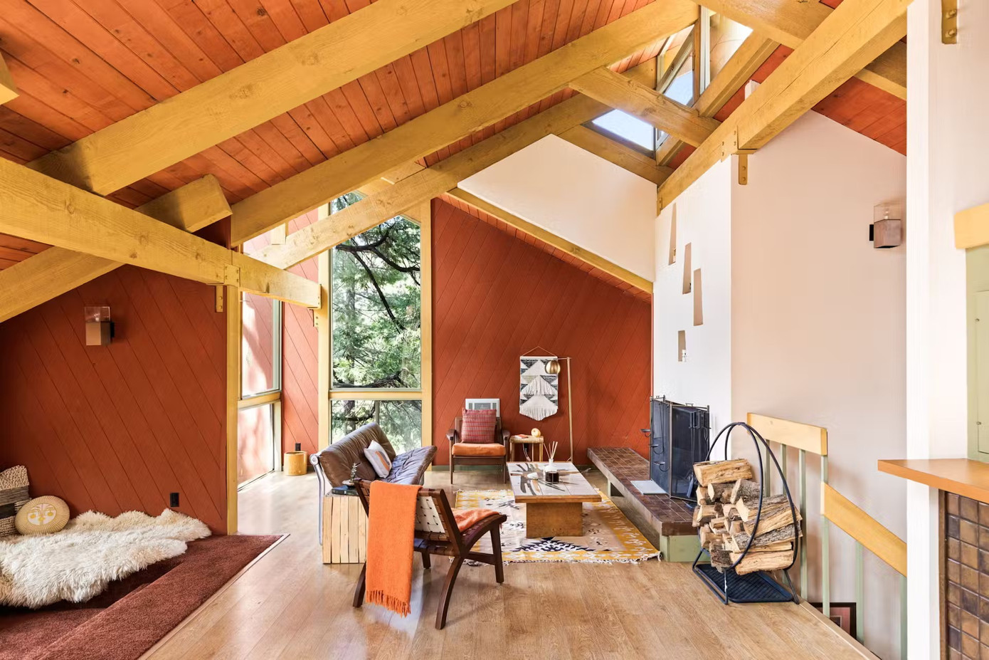 Được kiến trúc sư Richard Ranker thiết kế vào năm 1975, căn nhà có diện tích mặt sàn 162 m2 toạ lạc trên khu đất rộng 930 m2. Được kiến trúc sư Richard Ranker thiết kế vào năm 1975, căn nhà có diện tích mặt sàn 162 m2 toạ lạc trên khu đất rộng 930 m2.