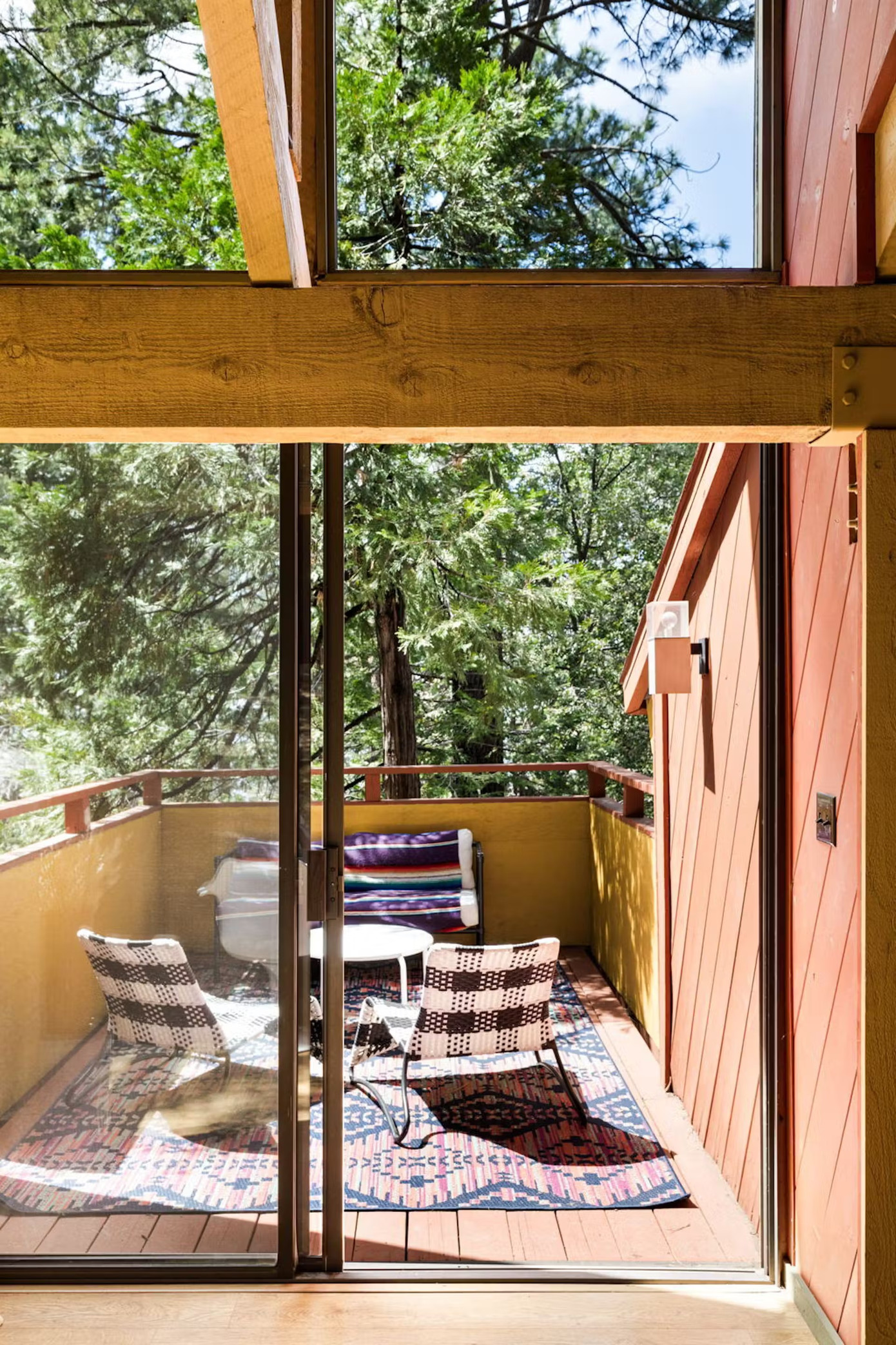 Ban công ngoài trời thích hợp làm nơi thư giãn, trò chuyện, hoà mình vào thiên nhiên. Ban công ngoài trời thích hợp làm nơi thư giãn, trò chuyện, hoà mình vào thiên nhiên.