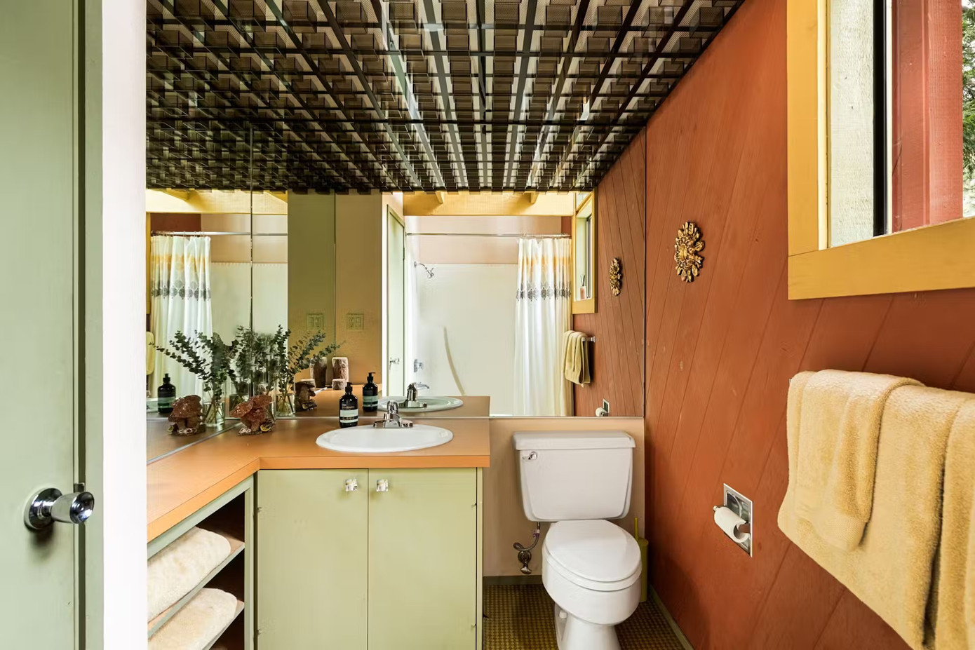 Phòng tắm lớn trên tầng nổi bật với hệ thống đèn trần có thiết kế hình ô vuông độc đáo. Phòng tắm lớn trên tầng nổi bật với hệ thống đèn trần có thiết kế hình ô vuông độc đáo.