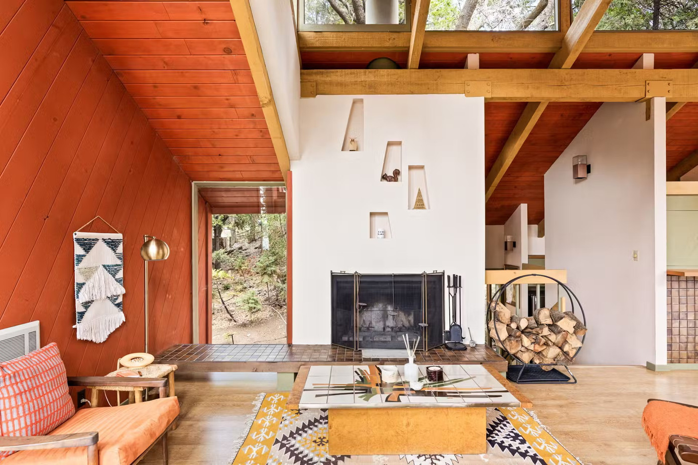 Trên tầng là khu vực ăn uống và phòng khách, nơi đây được thiết kế với nhiều ô cửa kính giúp không gian ngập tràn ánh sáng. Trên tầng là khu vực ăn uống và phòng khách, nơi đây được thiết kế với nhiều ô cửa kính giúp không gian ngập tràn ánh sáng.