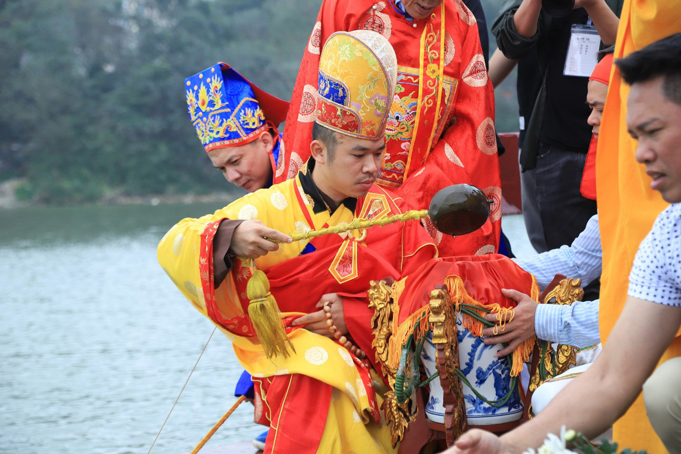 Lễ rước nước là nghi thức quan trọng nhất của lễ hội. Phần nghi lễ được thực hiện trang nghiêm trên phà giữa sông Hồng. Chủ tế lễ sau khi dâng lên thần sống sẽ đại diện cho nhân dân xin nước thiêng từ giữa sông Hồng và lọc qua tấm vải đỏ để rước về Đình cổ Bát Tràng.